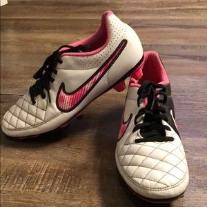 NIKE SOCCER CLEATS. Size 9. Only worn once!